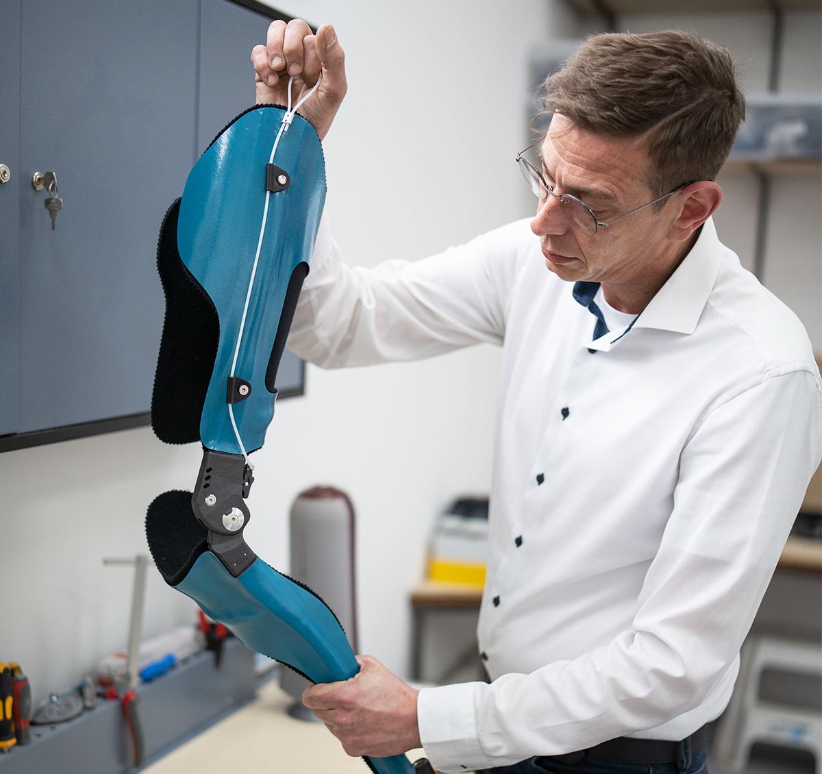 Florian Kemmer ist Orthopädietechniker-Meister und baut Orthesen in der eigenen Werkstatt in Straubing